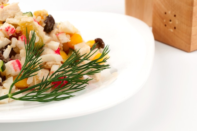 Kawałek gotowanego dania na talerzu